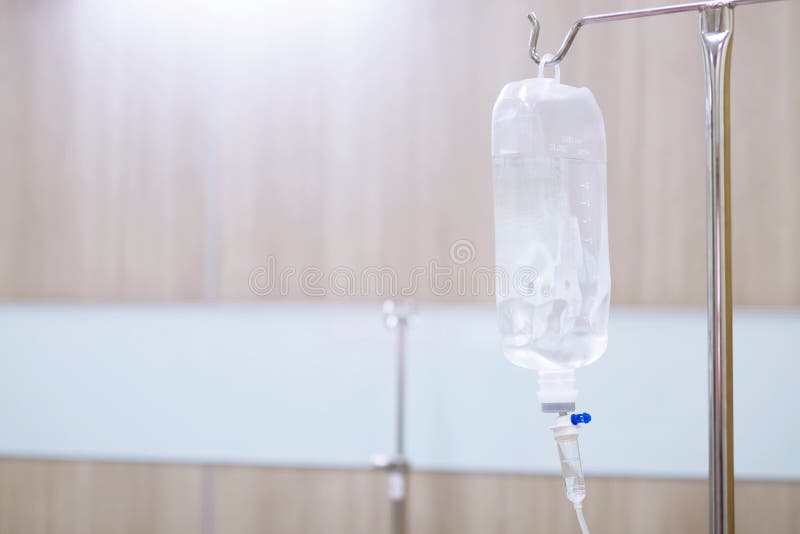 IV αλατούχος έγχυση τσαντών καθορισμένη και μπουκάλι σε έναν πόλο στοκ εικόνες IV αλατούχος έγχυση τσαντών καθορισμένη και μπουκάλι σε έναν πόλο στοκ εικόνες