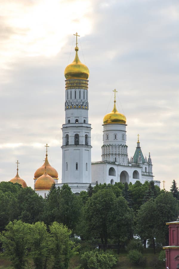 Ivan il grande campanile al tramonto, Cremlino di Mosca, Russia fotografia stock libera da diritti Ivan il grande campanile al tramonto, Cremlino di Mosca, Russia fotografia stock libera da diritti