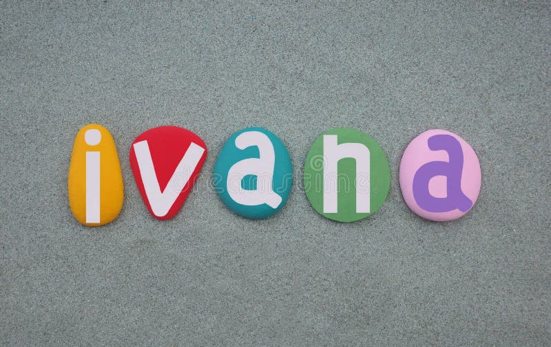 Ivana feminine prénom composé de lettres en pierre multicolore sur sable vert illustration libre de droits