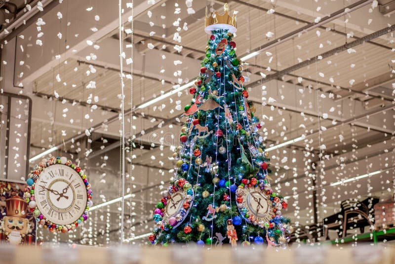 Ivano-Frankivsk, Oekraïne - NOVEMBER 16, 2019: Nieuwjaar, kerstinwendige versiering Gedecormeerde nieuwe jaarboom in de winkel royalty-vrije stock afbeelding Ivano-Frankivsk, Oekraïne - NOVEMBER 16, 2019: Nieuwjaar, kerstinwendige versiering Gedecormeerde nieuwe jaarboom in de winkel royalty-vrije stock afbeelding