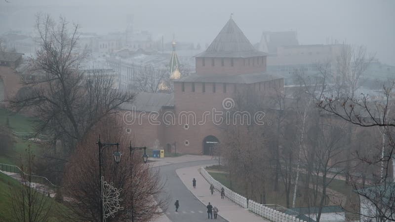 Ivanovskaja Turm des nizhny novgorod kremlin im dicken Novembernebel