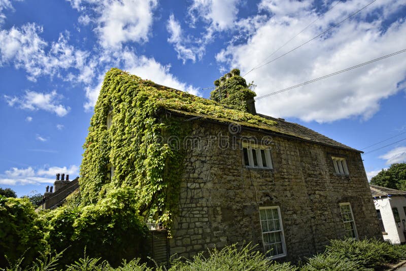 Ivy Covered Cottage no jardim na casa de campo bonita perto de Leeds ocidental - yorkshire que não é confiança nacional foto de stock royalty free Ivy Covered Cottage no jardim na casa de campo bonita perto de Leeds ocidental - yorkshire que não é confiança nacional foto de stock royalty free