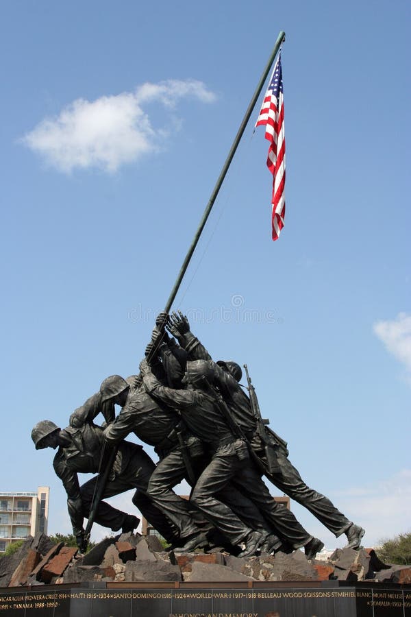 Estatua monumento una foto de marina coro creciente bandera sobre el.