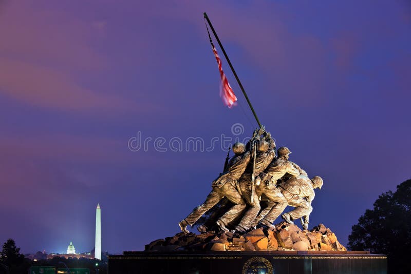 Iwo Jima Memorial (Marine Corps War Memorial) la nuit, Washington, C.C, Etats-Unis image libre de droits Iwo Jima Memorial (Marine Corps War Memorial) la nuit, Washington, C.C, Etats-Unis image libre de droits