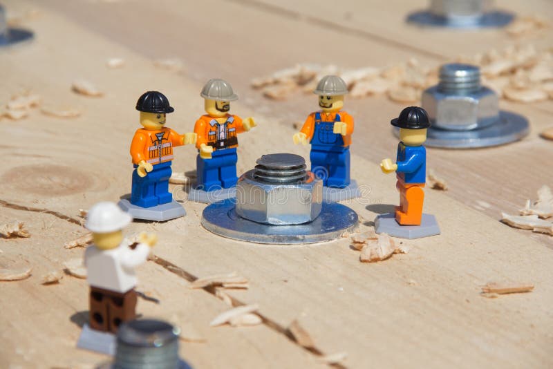 Izhevsk, 22 Rusland-Juni 2019: Vergadering bij een bouwwerf stock foto Izhevsk, 22 Rusland-Juni 2019: Vergadering bij een bouwwerf stock foto