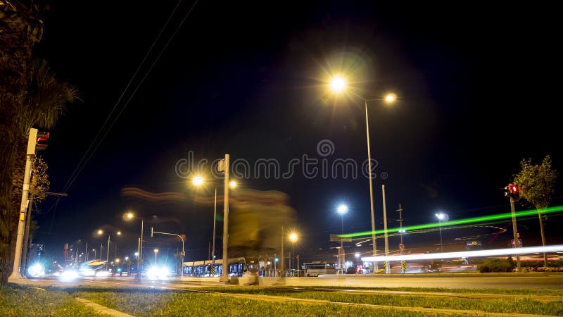 Izmir turkey novembre 2017 : un tram passa attraverso la notte davanti a una telecamera a karsiyaka nel centro di izmir turkey. fotografia stock