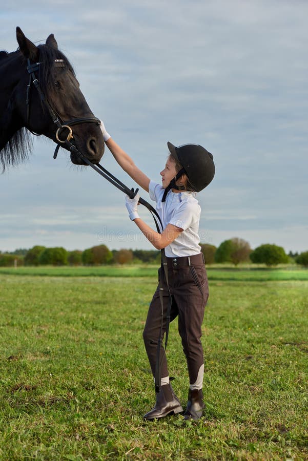 Foto de Cavalo De Frente Jóquei Menina Bonita Por Suas Rédeas Em Todo País  Em Equipamento Profissional e mais fotos de stock de Alazão - Cor de Cavalo  - iStock