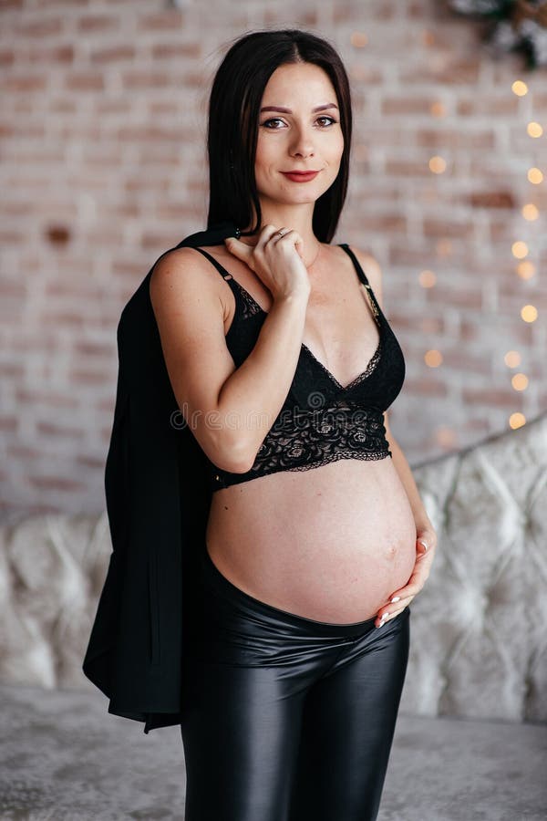 Bella Mujer Embarazada Con Traje Blanco. La Belleza Del Cuerpo