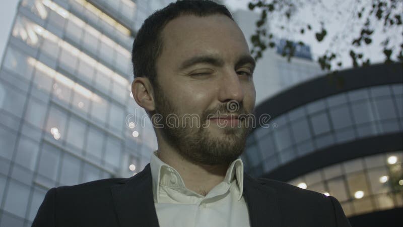 J'espère que nous nous comprenons Homme d'affaires dans le costume clignant de l'oeil et se dirigeant sur vous tout en tenant l'i photo libre de droits J'espère que nous nous comprenons Homme d'affaires dans le costume clignant de l'oeil et se dirigeant sur vous tout en tenant l'i photo libre de droits