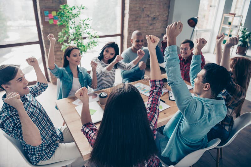 Ja partners van de kerelsstudenten van de concepten de Gelukkige kampioen in toevallige kleding die opheffend vuisten die van doe stock afbeelding Ja partners van de kerelsstudenten van de concepten de Gelukkige kampioen in toevallige kleding die opheffend vuisten die van doe stock afbeelding