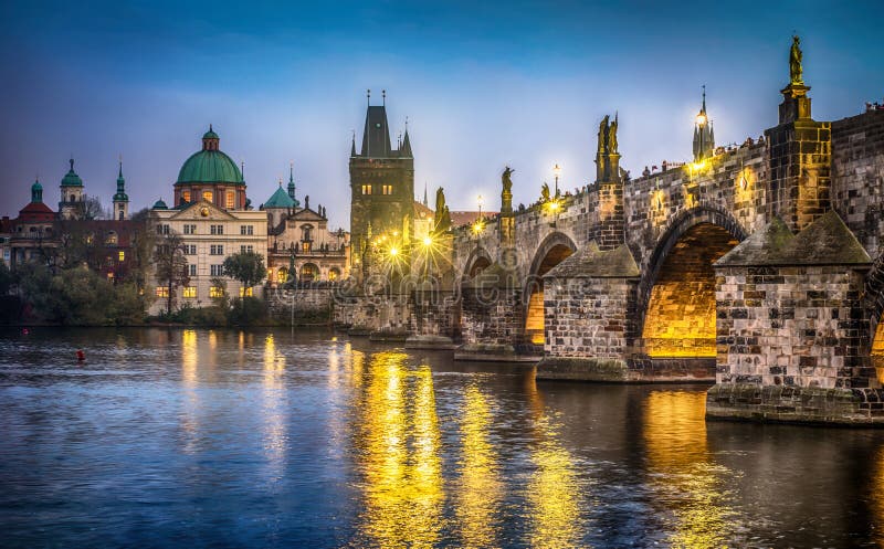 Ja ` s wieczór w mieście Praga charles bridżowy widok zdjęcia stock Ja ` s wieczór w mieście Praga charles bridżowy widok zdjęcia stock