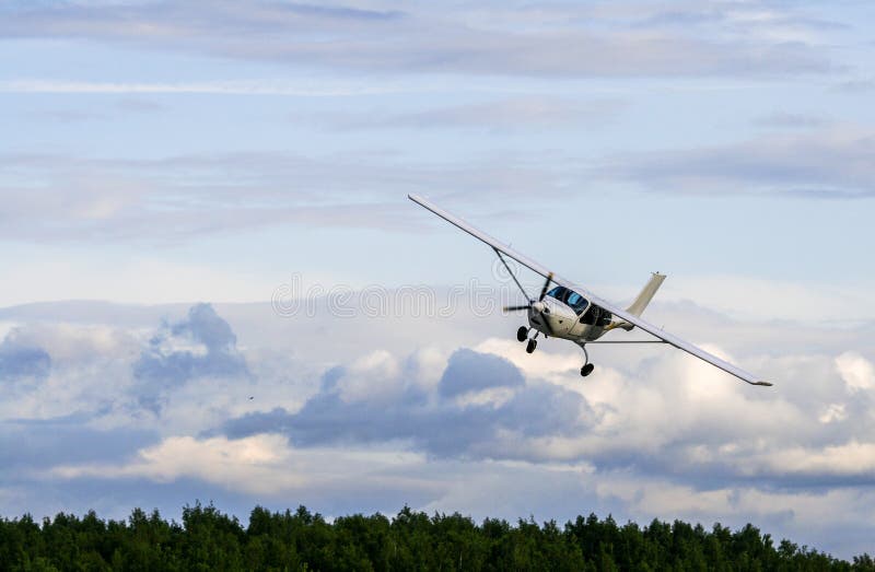 Un avion volador en nublado el cielo.