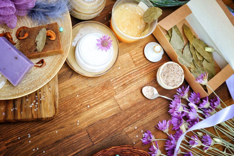 Jab?n hecho a mano hecho a mano del artesano de los cosm?ticos fondo, de la fruta y de la lavanda fotos de archivo Jab?n hecho a mano hecho a mano del artesano de los cosm?ticos fondo, de la fruta y de la lavanda fotos de archivo
