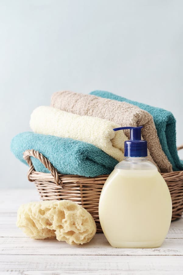 Jabón líquido, esponja y toallas