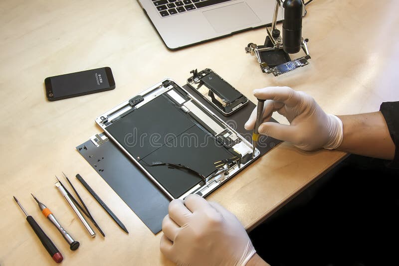 Jabłczany iPhone i iPad pastylki naprawianie obrazy stock Jabłczany iPhone i iPad pastylki naprawianie obrazy stock