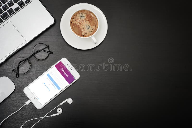 Kyiv Ukraina, Fabruary, - 6, 2018: Brandnew Jabłczany iPhone 8 plus z Instagram app na ekranie na czarnym biurku z hełmofonami, odgórny widok Instagram jest onlinym mobilnym ogólnospołecznym networking usługa