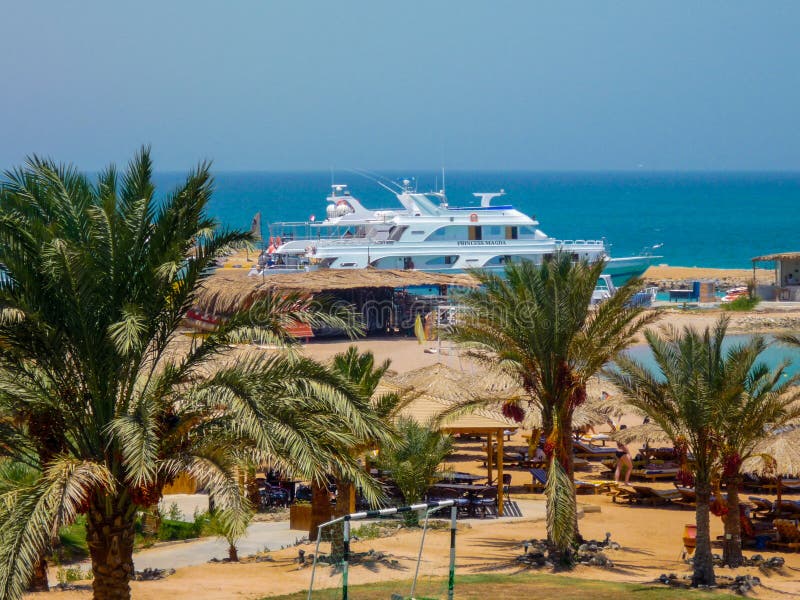 Jacht op turkoois water, klaar te varen Egipet, Hurghada Juli 2009 stock fotografie Jacht op turkoois water, klaar te varen Egipet, Hurghada Juli 2009 stock fotografie