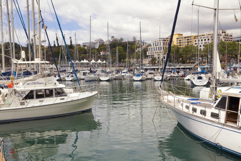 Jachten in de zeehaven van Funchal, het eiland dat van Madera worden vastgelegd stock afbeeldingen Jachten in de zeehaven van Funchal, het eiland dat van Madera worden vastgelegd stock afbeeldingen
