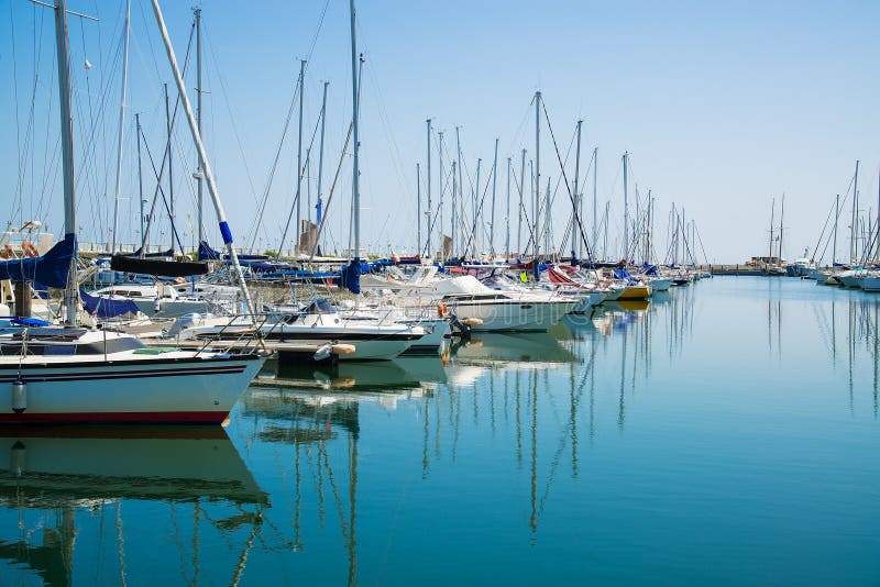 Jachten in het havenwachten Rimini, Italië royalty-vrije stock afbeelding Jachten in het havenwachten Rimini, Italië royalty-vrije stock afbeelding