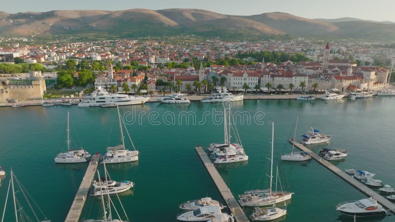 Jachten op de pier van de oude stad trogir kroatië. luchtfoto van de schitterende venetiaanse stad op de adriatische zee