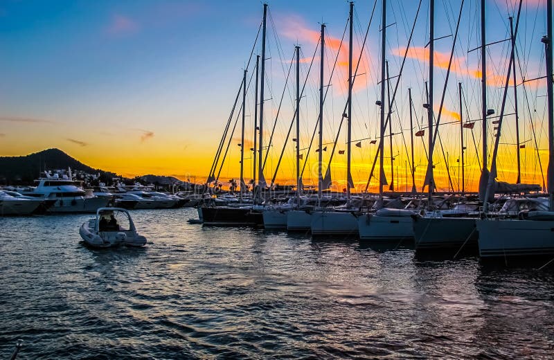 Jachthafen mit Segelbooten und Yachten im schönen Sonnenuntergang lizenzfreies stockfoto Jachthafen mit Segelbooten und Yachten im schönen Sonnenuntergang lizenzfreies stockfoto