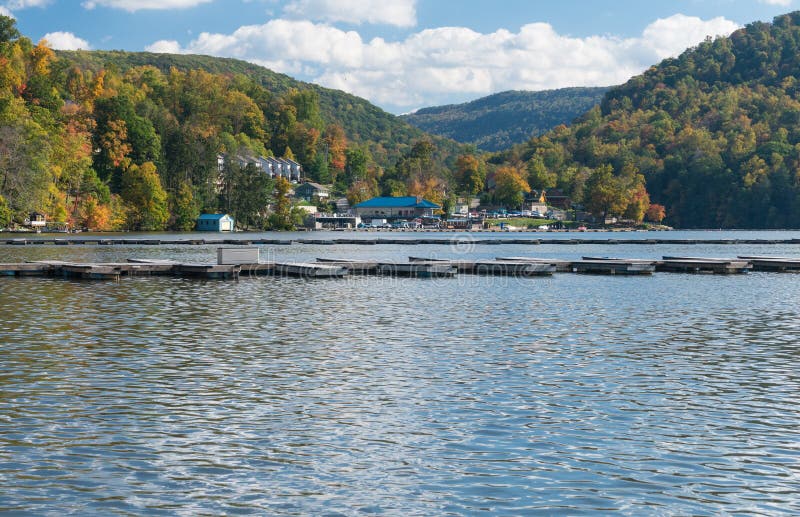 Jachthafen und Stadtwohnungen auf Cheat See Morgantown stockbild Jachthafen und Stadtwohnungen auf Cheat See Morgantown stockbild