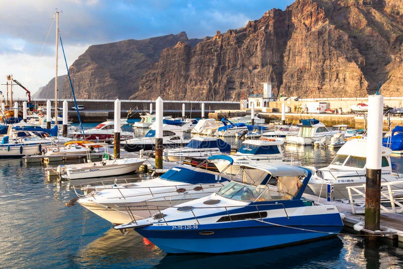 Jachthaven in Puerto DE Los Gigantes. Tenerife, Spanje. stock afbeelding Jachthaven in Puerto DE Los Gigantes. Tenerife, Spanje. stock afbeelding