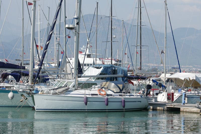 Jachtligplaats in Fethiye-Jachthaven, Mugla, Turkije stock afbeelding Jachtligplaats in Fethiye-Jachthaven, Mugla, Turkije stock afbeelding