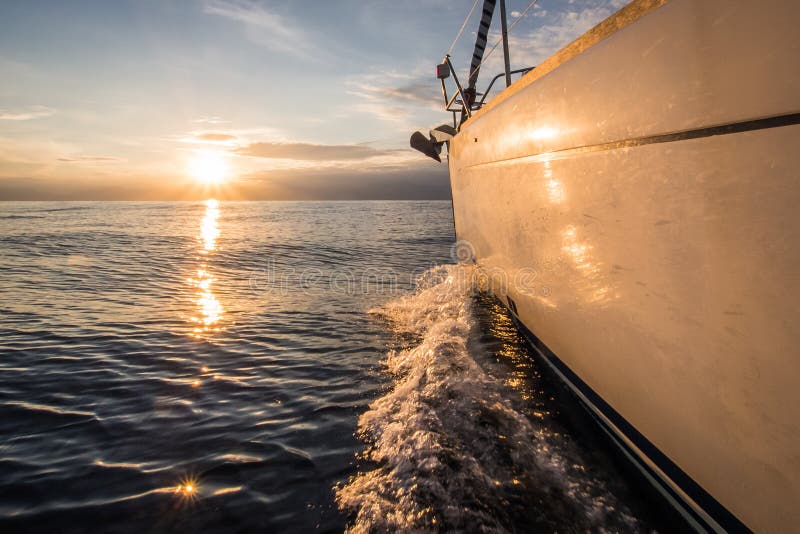 Jachtsailin naar zonsondergang stock foto Jachtsailin naar zonsondergang stock foto