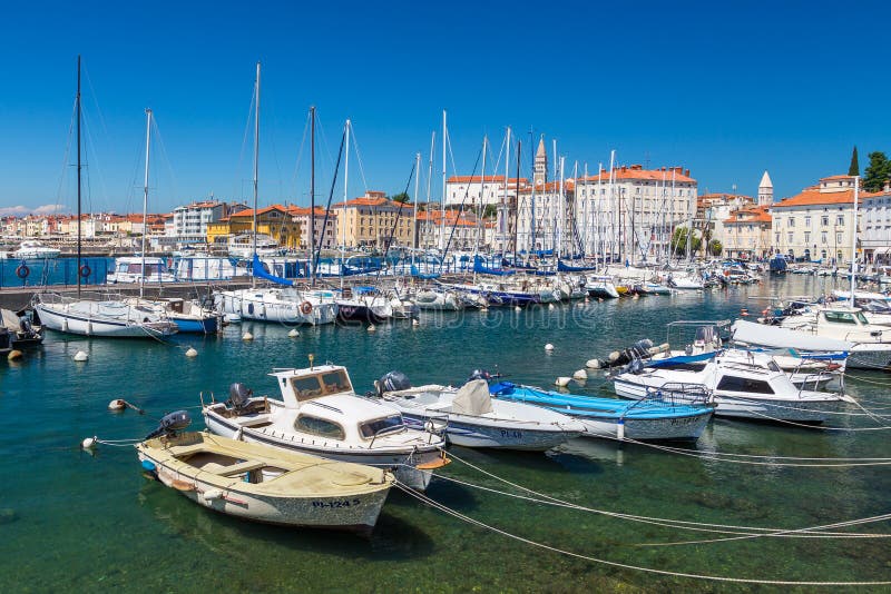 Jachty i łodzie cumowali daleko w marina w Piran zdjęcia stock Jachty i łodzie cumowali daleko w marina w Piran zdjęcia stock