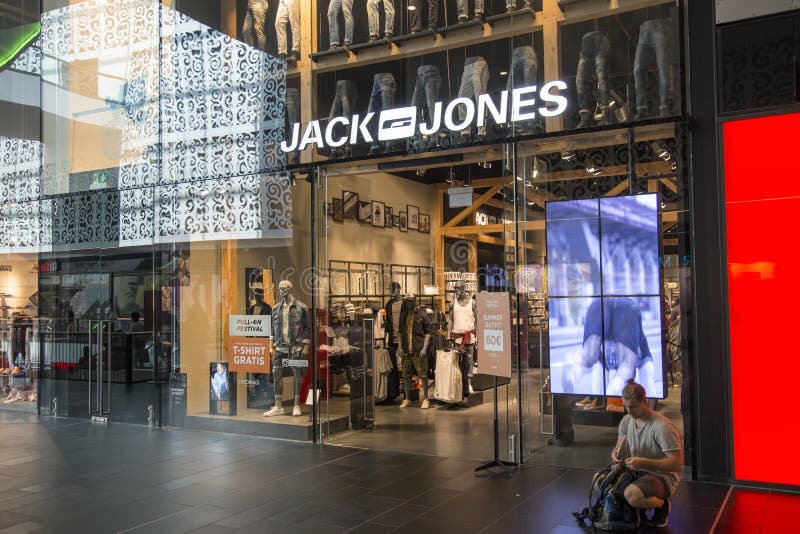 geweer automaat Druipend JACKâ€†&â€†JONES Store Exterior Editorial Image - Image of clothes,  fashion: 99831515