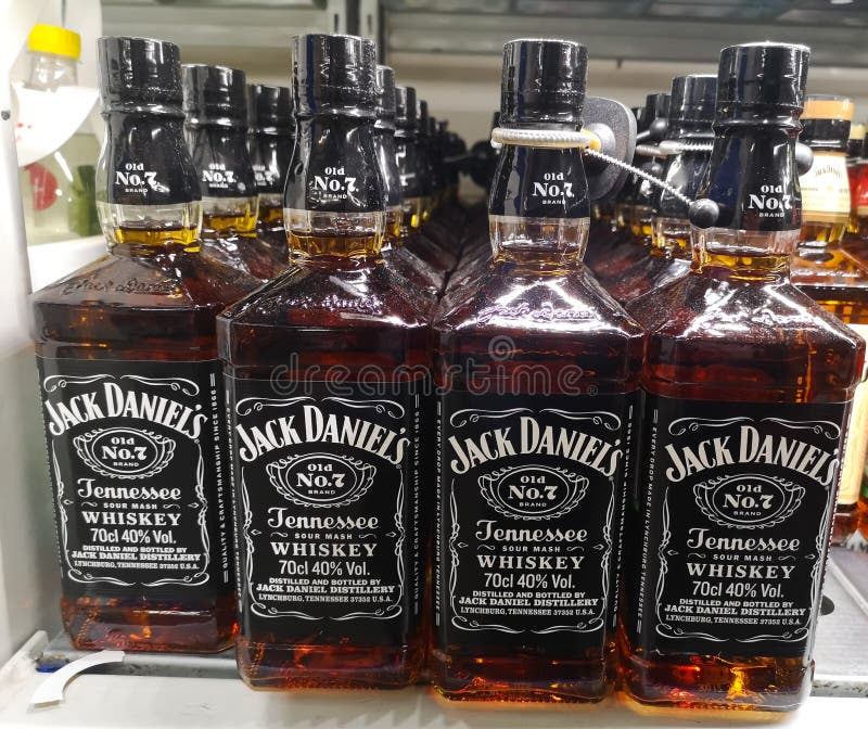 bunker smog Museum Jack Daniels Whiskey Uit De Verenigde Staten in Een Glazen Fles Werd Op 20  Januari 2020 Te Koop Aangeboden in De Metro AG Hyperma Redactionele  Afbeelding - Image of fles, industrie: 170628200