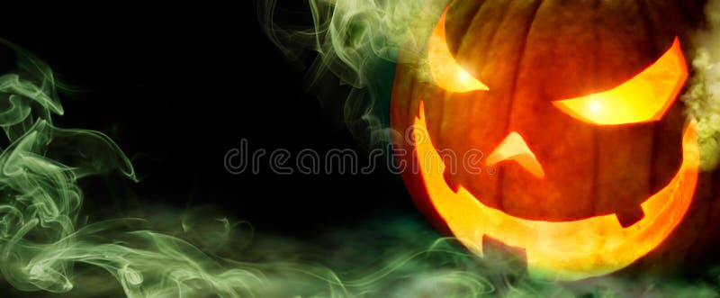 Jack o lampion z zieleń dymem na czerni obraz stock Jack o lampion z zieleń dymem na czerni obraz stock