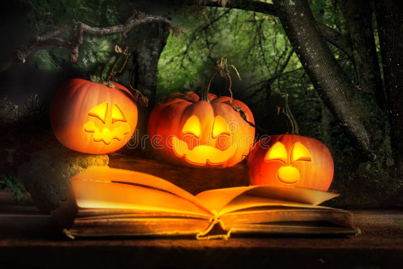 Jack-O-lanternas de Dia das Bruxas que leem a história assustador