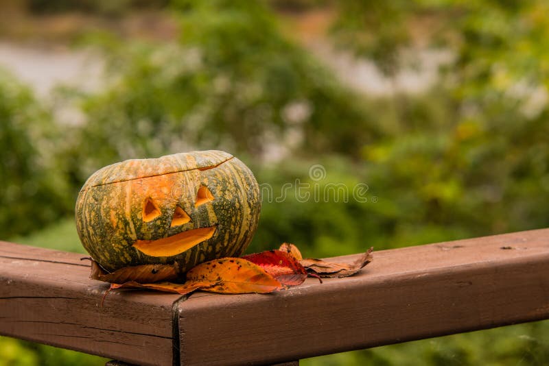 Jack-O-Laterne auf hölzernem Geländer lizenzfreie stockfotografie Jack-O-Laterne auf hölzernem Geländer lizenzfreie stockfotografie
