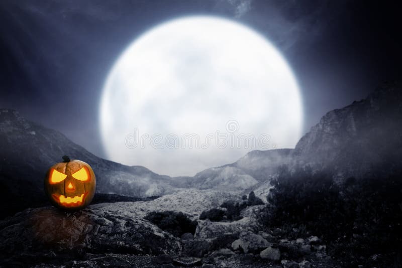 Jack-o-linterna fantasmagórica en la montaña rocosa fotografía de archivo libre de regalías Jack-o-linterna fantasmagórica en la montaña rocosa fotografía de archivo libre de regalías