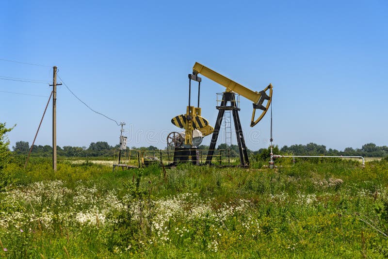 Jack pump and oil field stock image. Image of cargo, outdoors 33526919