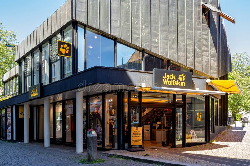 Mark haar Lagere school Jack Wolfskin Yellow Sign in Keulen, Duitsland, Juli 2019 Redactionele  Fotografie - Image of honden, goud: 166977007