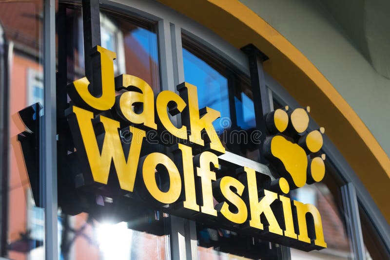 Verkoper Ga lekker liggen Birma Jack Wolfskin Store Sign in Ingolstadt Duitsland Redactionele Fotografie -  Image of november, teken: 164940522