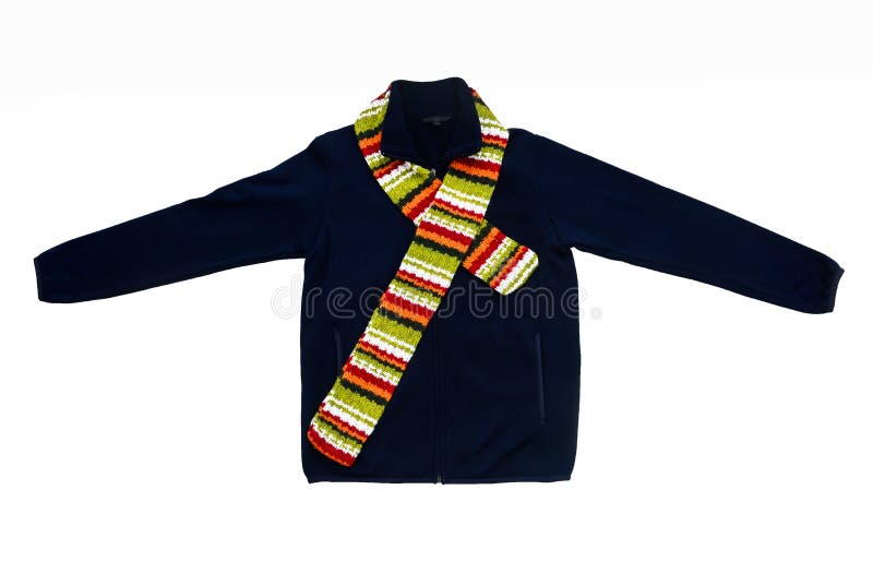 Jacke des dunkelblauen Vlieses im Freien mit buntem gestricktem Schal auf weißem Hintergrund lizenzfreie stockfotografie