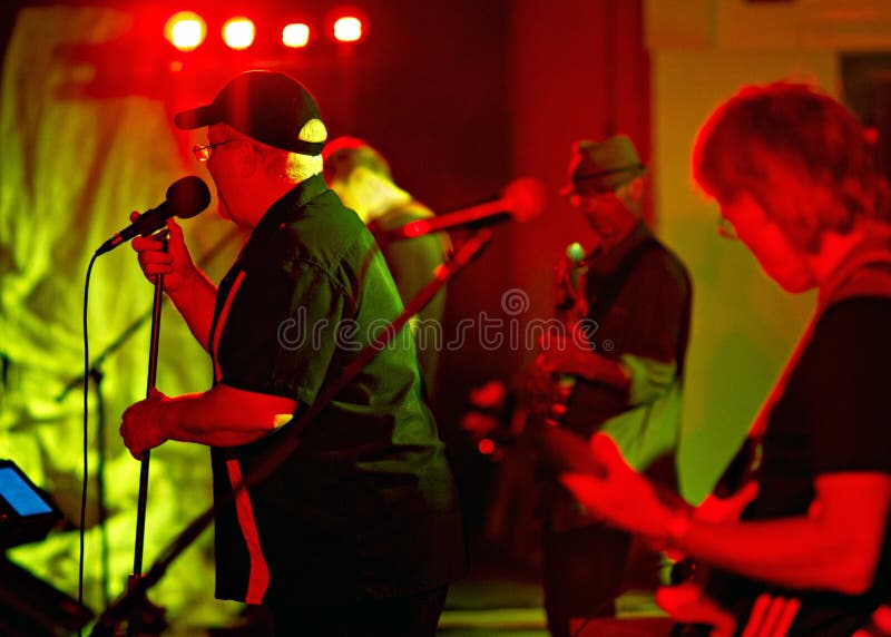 Jackhammermusici op stadium met blauwband, Jackhammer royalty-vrije stock fotografie Jackhammermusici op stadium met blauwband, Jackhammer royalty-vrije stock fotografie