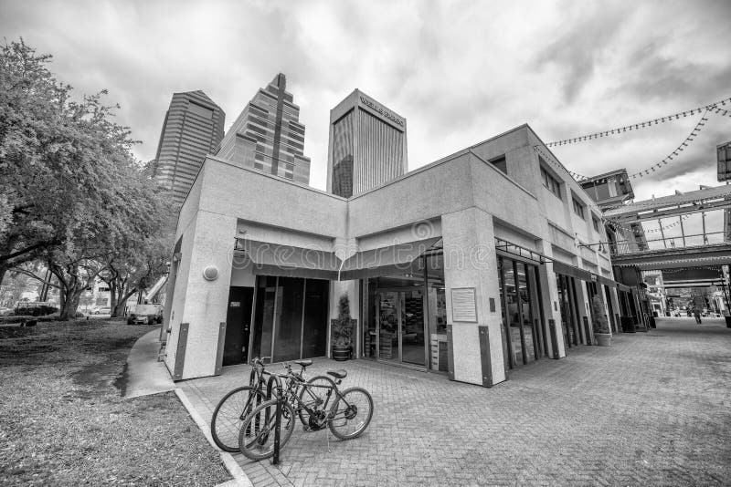 JACKSONVILLE, FL - 8 DE ABRIL DE 2018: Calles de la ciudad adentro céntricas gato imágenes de archivo libres de regalías JACKSONVILLE, FL - 8 DE ABRIL DE 2018: Calles de la ciudad adentro céntricas gato imágenes de archivo libres de regalías