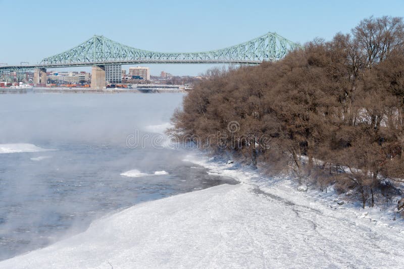 Jacques Cartier-brug en Parc Jean Drapeau in de winter stock afbeelding