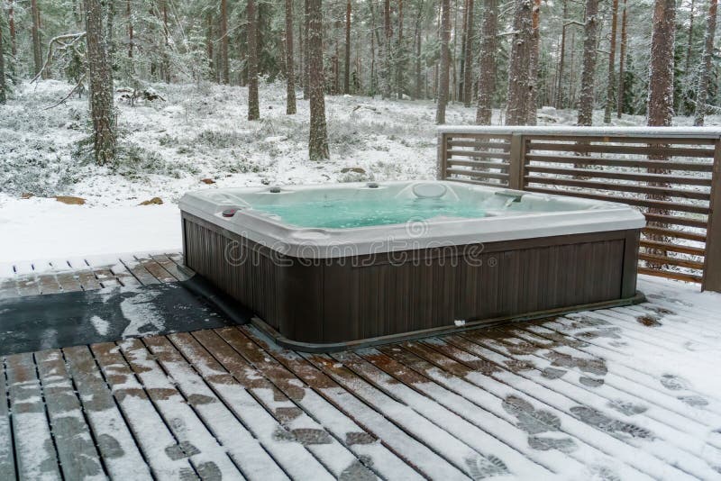 https://thumbs.dreamstime.com/b/jacuzzi-exterior-moderno-en-una-cubierta-de-madera-el-fr%C3%ADo-salo-finland-invierno-240241647.jpg