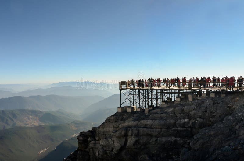 Jade Dragon Snow Mountain ?r ett st?lle var kinesiska turister f?redrar att resa med kabelbilen fotografering för bildbyråer Jade Dragon Snow Mountain ?r ett st?lle var kinesiska turister f?redrar att resa med kabelbilen fotografering för bildbyråer