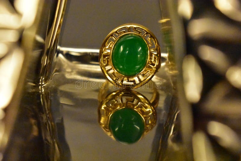 Jade ring è un anello d'oro decorato con giada e genuino immagine stock
