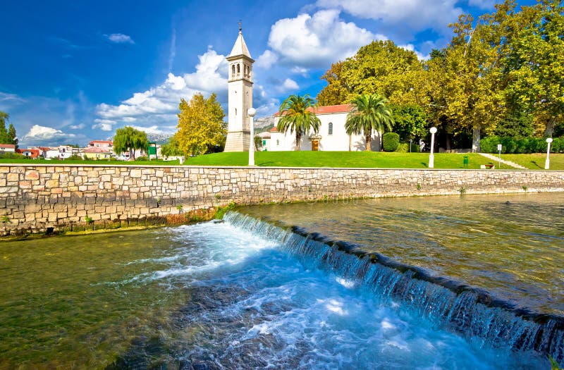 Jadro-Flusswasserfall in der Stadt von Solin lizenzfreies stockfoto