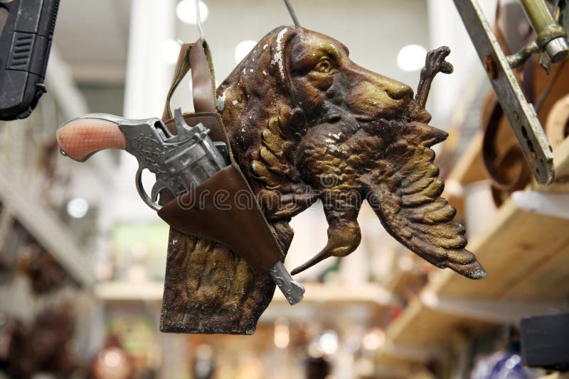 Jagdhund mit einer Troph?e in seinem Mund, in einem Eisenvogel und in einem Gewehr an einer Flohmarkt lizenzfreie stockfotografie Jagdhund mit einer Troph?e in seinem Mund, in einem Eisenvogel und in einem Gewehr an einer Flohmarkt lizenzfreie stockfotografie
