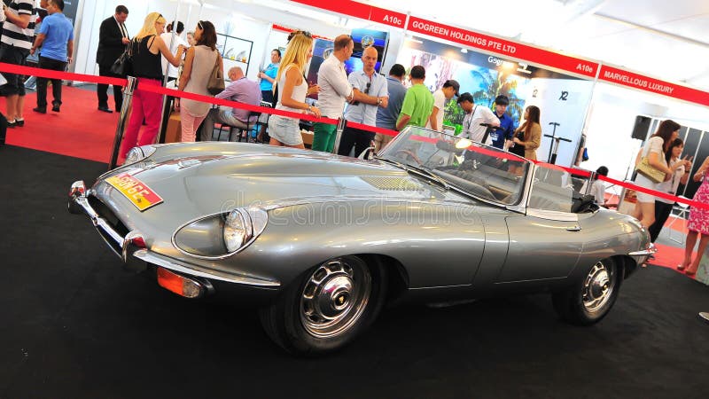 Jaguar E-typ klassisk roadster på skärm under Singapore yachtshow på en grad 15 Marina Club Sentosa Cove fotografering för bildbyråer Jaguar E-typ klassisk roadster på skärm under Singapore yachtshow på en grad 15 Marina Club Sentosa Cove fotografering för bildbyråer