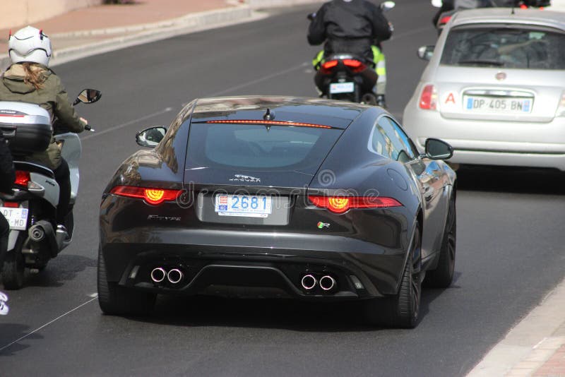 Jaguar F-typ kupé R i Monte - carlo, Monaco arkivfoton Jaguar F-typ kupé R i Monte - carlo, Monaco arkivfoton